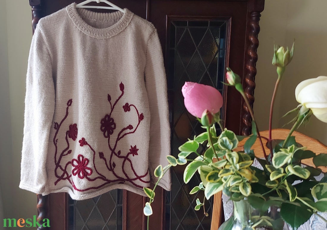 Kézzel kötött alpaka pulóver kézi hímzéssel. Nagy méretek L-XL - ruha & divat - női ruha - pulóver - Meska.hu