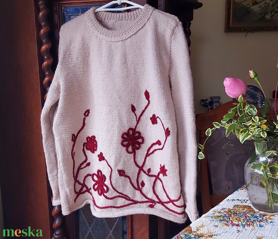 Kézzel kötött alpaka pulóver kézi hímzéssel. Nagy méretek L-XL - ruha & divat - női ruha - pulóver - Meska.hu