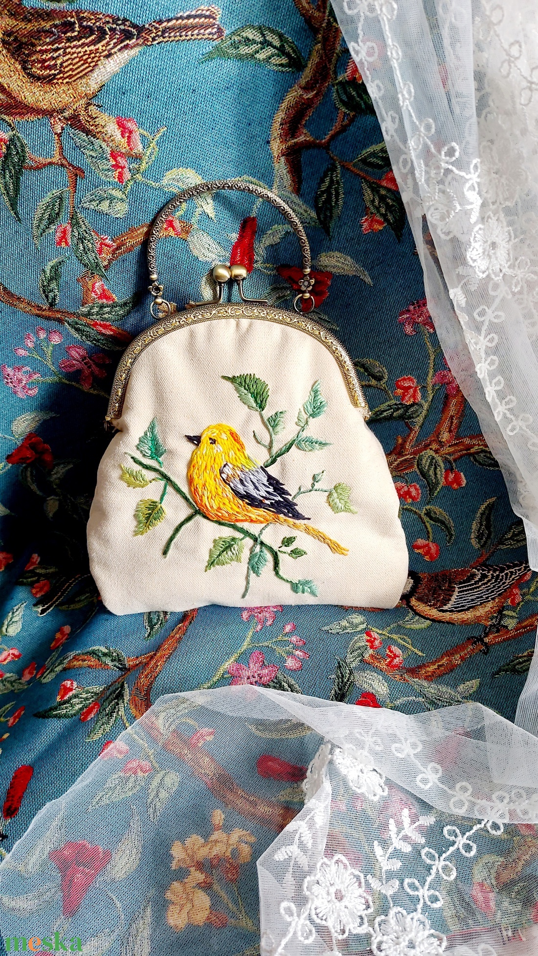 Kézzel hímzett pamut táska fém kerettel � Madár motívum, egyedi kézműves darab - táska & tok - kézitáska & válltáska - kézitáska - Meska.hu