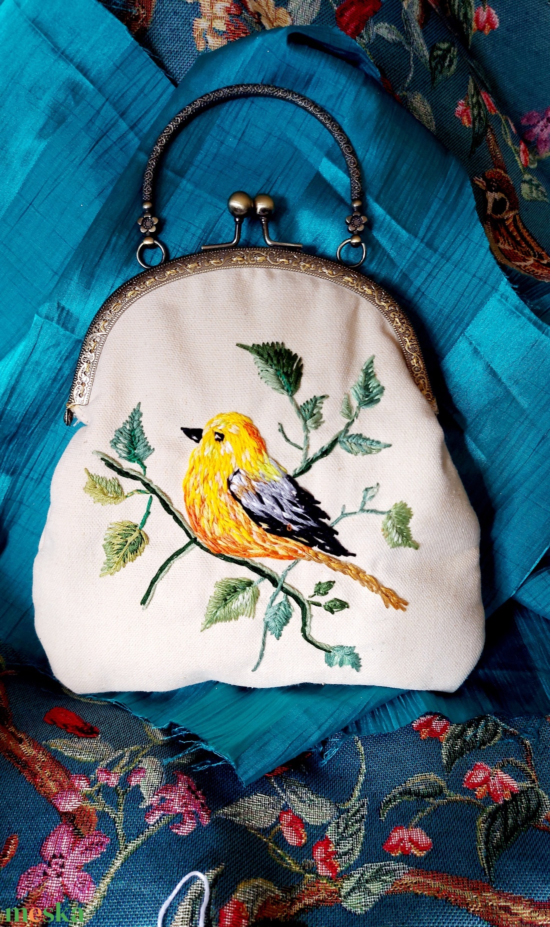 Kézzel hímzett pamut táska fém kerettel � Madár motívum, egyedi kézműves darab - táska & tok - kézitáska & válltáska - kézitáska - Meska.hu