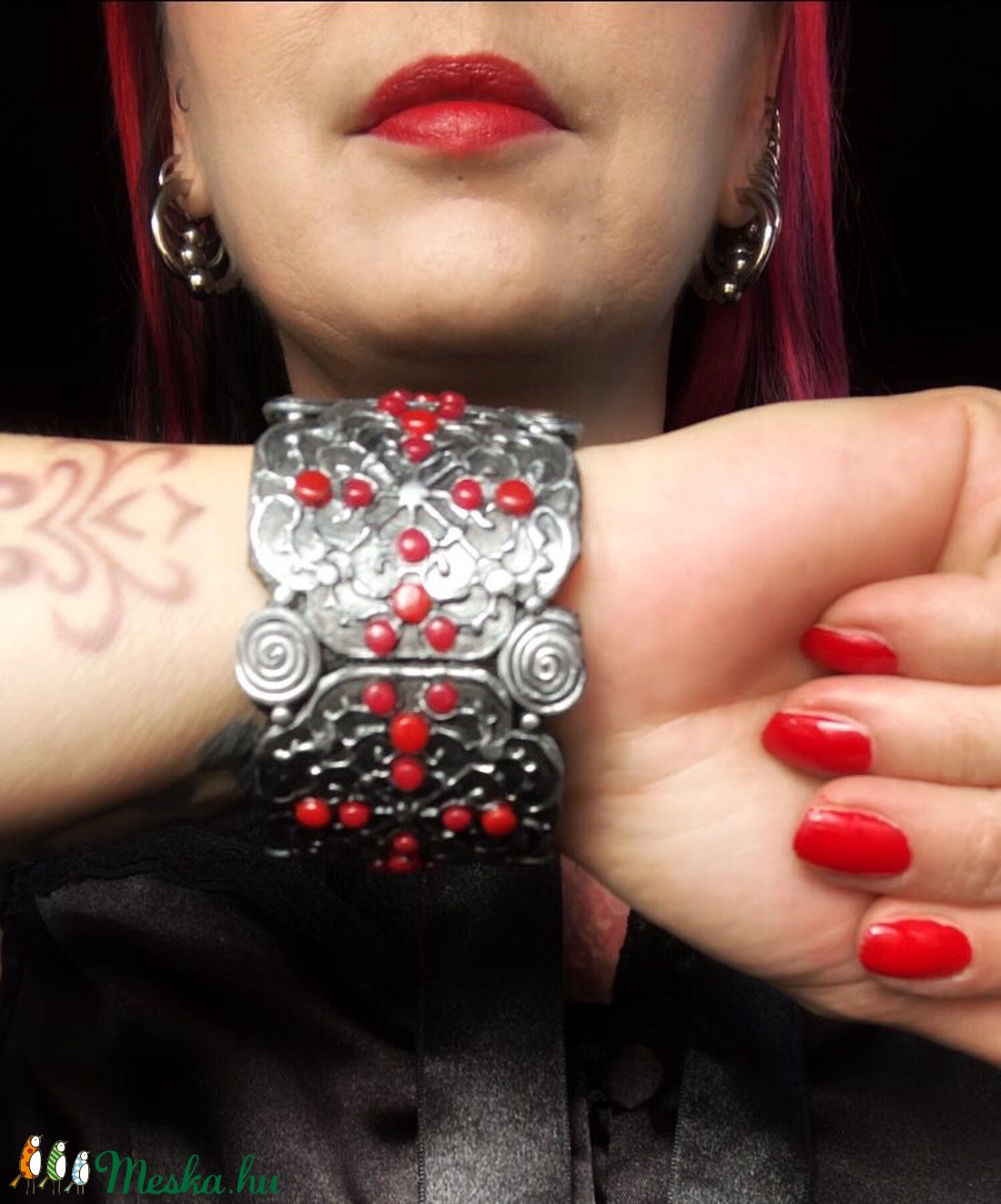 Piros köves Gothic karkötő - ékszer - karkötő - széles karkötő - Meska.hu