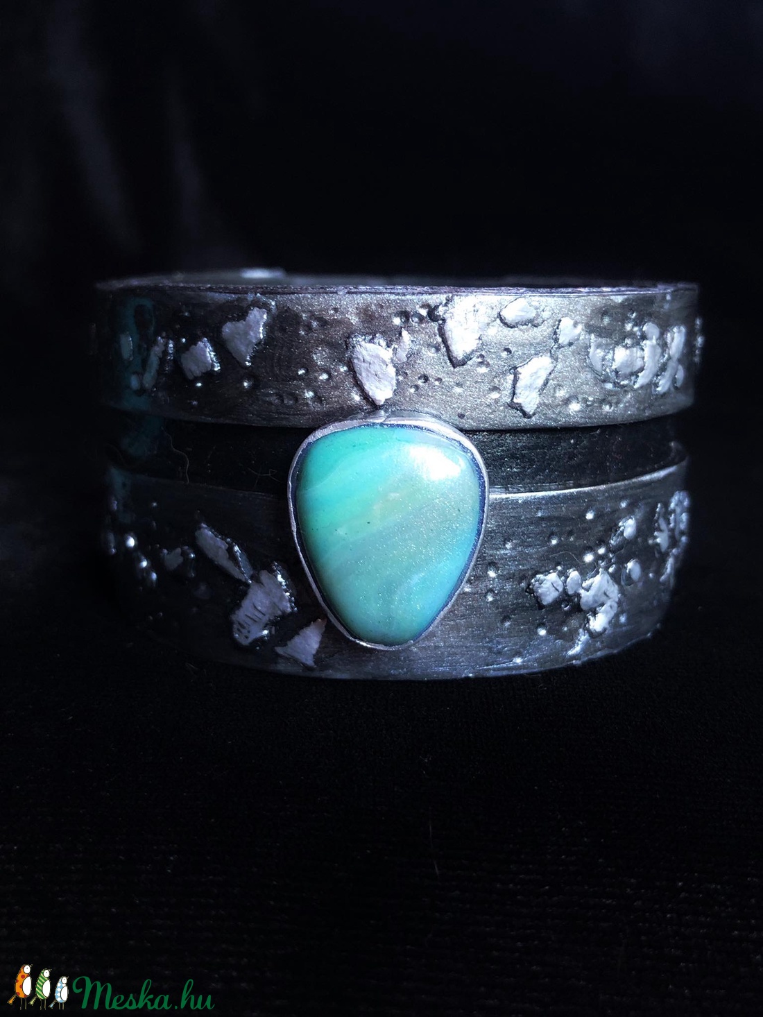 Antik hatású karkötő zöld kővel - ékszer - karkötő - széles karkötő - Meska.hu