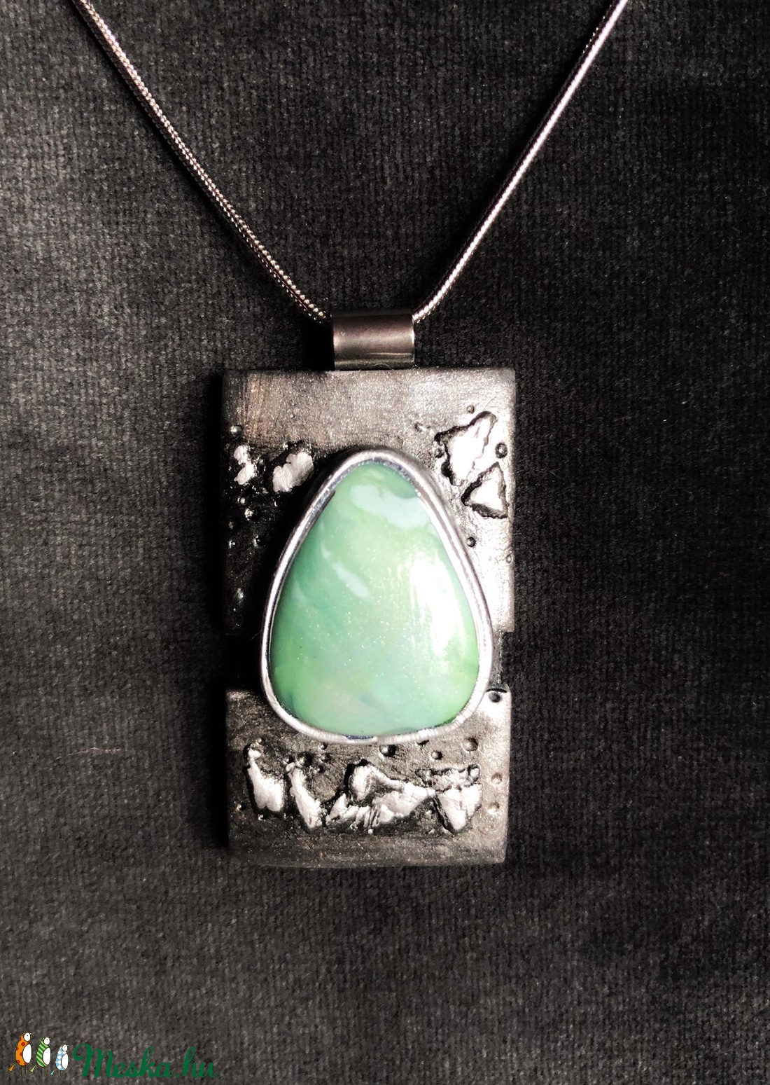 Antik hatású medál zöld kővel - ékszer - nyaklánc - medál - Meska.hu