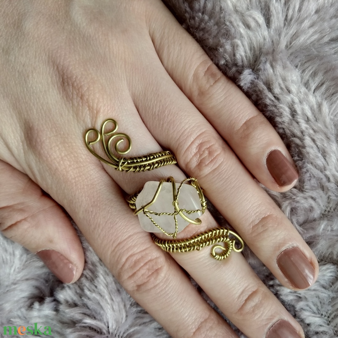 rózsa szálak    drótfonással készített arany fonódó gyűrű  rózsakvarc ásvánnyal díszítve - ékszer - gyűrű - fonódó gyűrű - Meska.hu