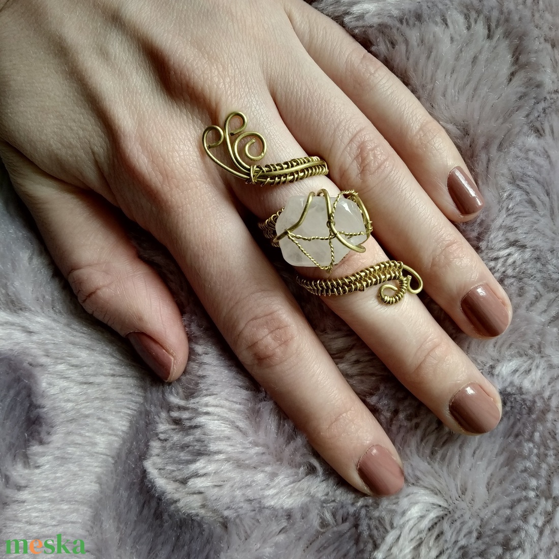 rózsa szálak    drótfonással készített arany fonódó gyűrű  rózsakvarc ásvánnyal díszítve - ékszer - gyűrű - fonódó gyűrű - Meska.hu