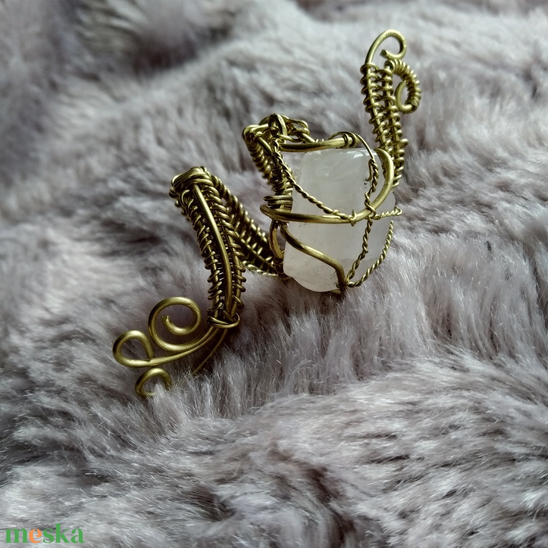 rózsa szálak    drótfonással készített arany fonódó gyűrű  rózsakvarc ásvánnyal díszítve - ékszer - gyűrű - fonódó gyűrű - Meska.hu