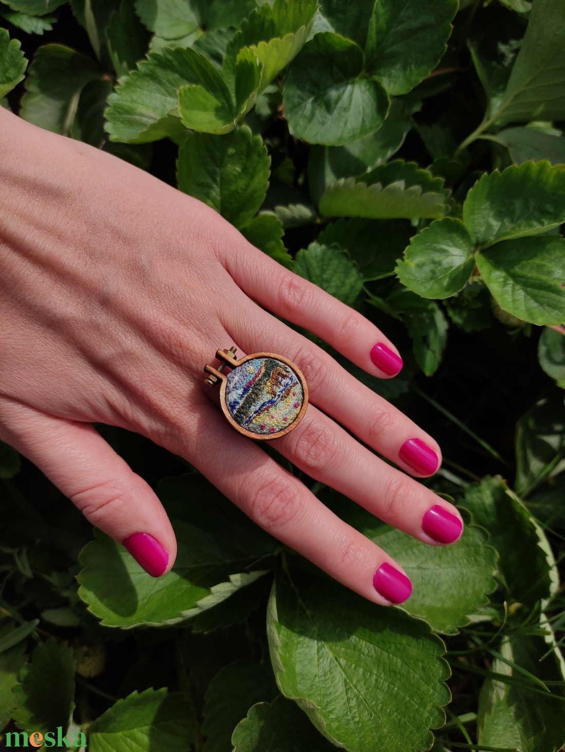 lovacska a pataknál gyűrű   mini hímzett tájkép hímzőrámában - ékszer - gyűrű - kerek gyűrű - Meska.hu lovacska a pataknál gyűrű   mini hímzett tájkép hímzőrámában - ékszer - gyűrű - kerek gyűrű - Meska.hu