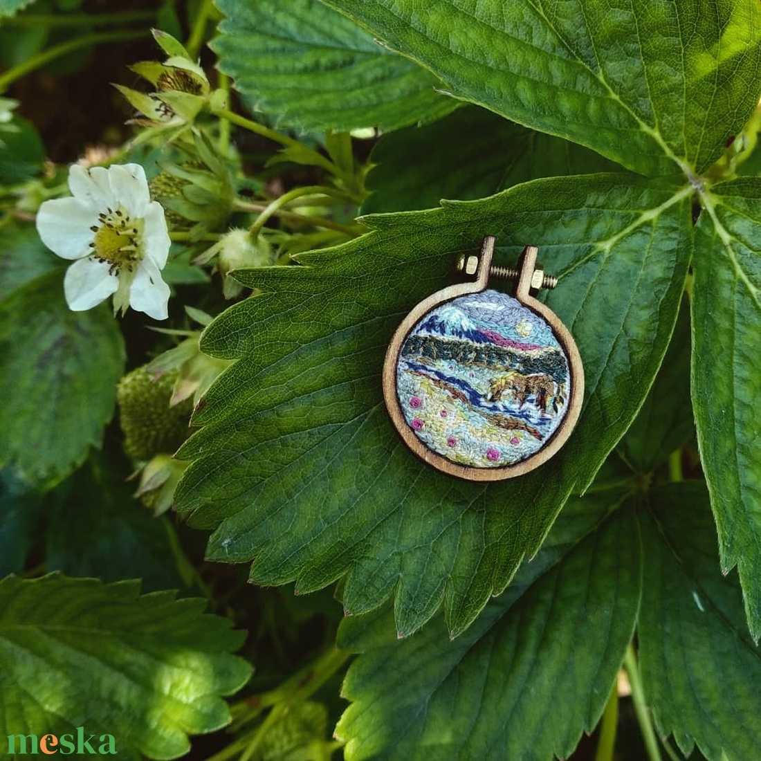 lovacska a pataknál gyűrű   mini hímzett tájkép hímzőrámában - ékszer - gyűrű - kerek gyűrű - Meska.hu lovacska a pataknál gyűrű   mini hímzett tájkép hímzőrámában - ékszer - gyűrű - kerek gyűrű - Meska.hu