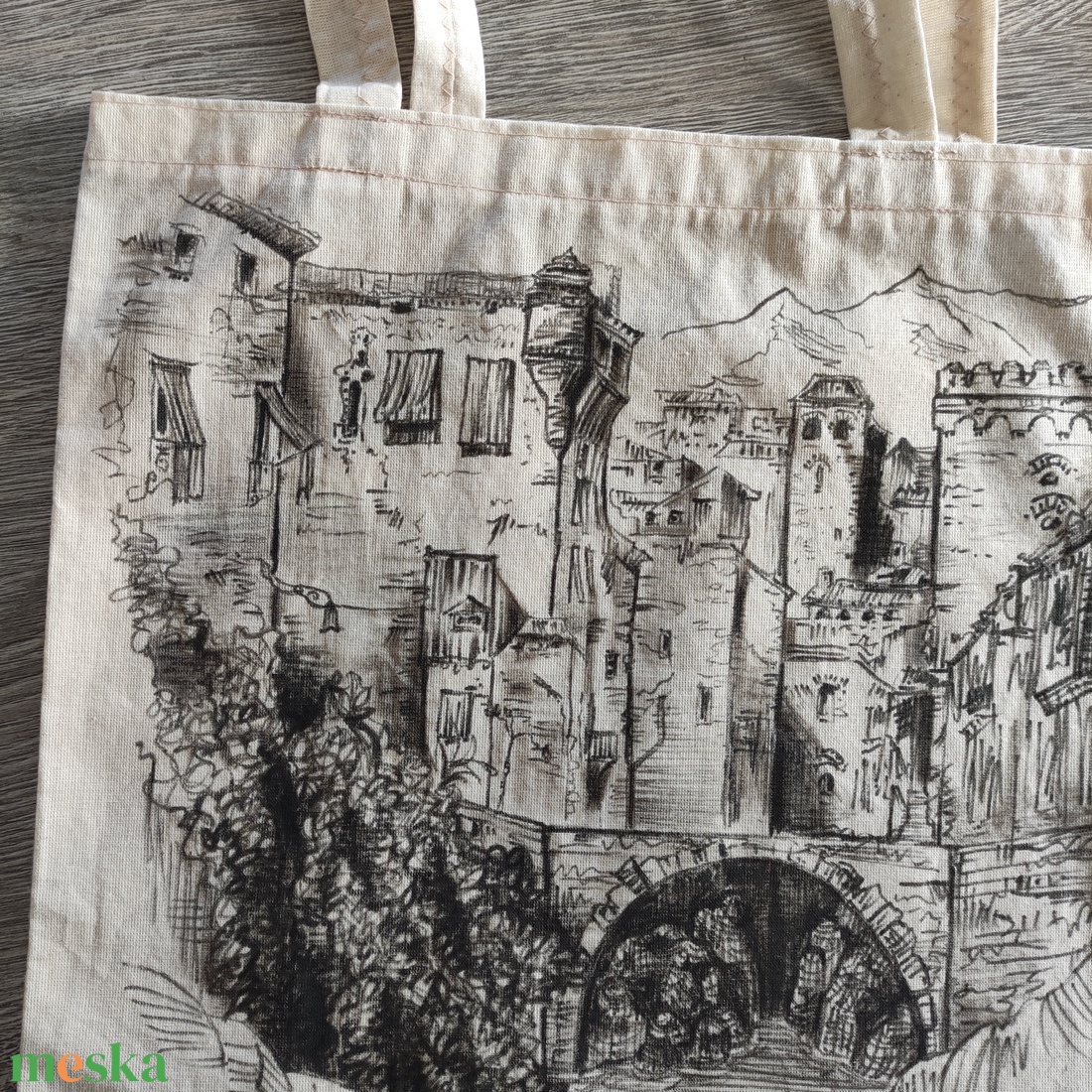 skiccelt városkép sziklás folyóval-híddal, kézzel rajzolt natúr színű vászontáska - táska & tok - bevásárlás & shopper táska - shopper, textiltáska, szatyor - Meska.hu