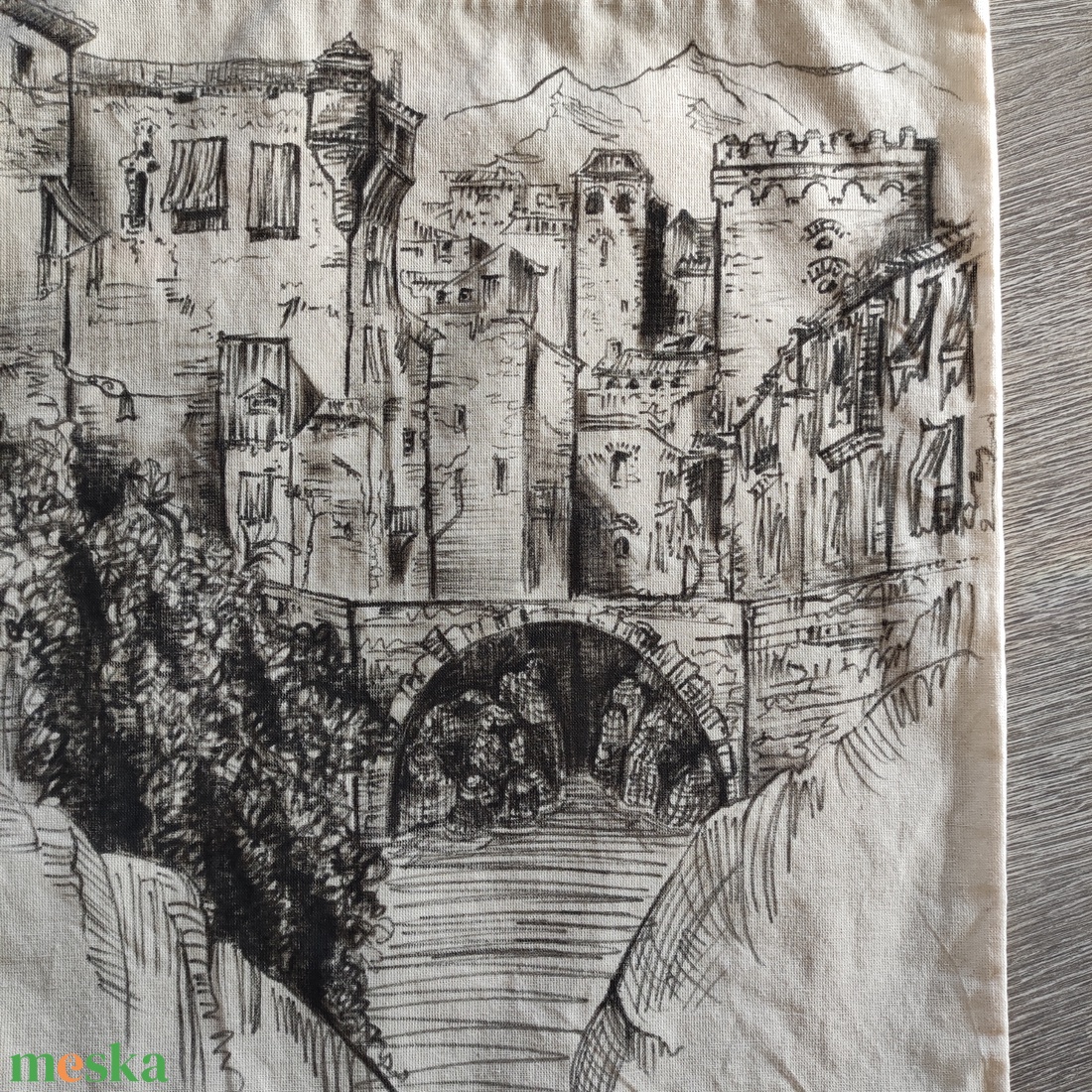 skiccelt városkép sziklás folyóval-híddal, kézzel rajzolt natúr színű vászontáska - táska & tok - bevásárlás & shopper táska - shopper, textiltáska, szatyor - Meska.hu