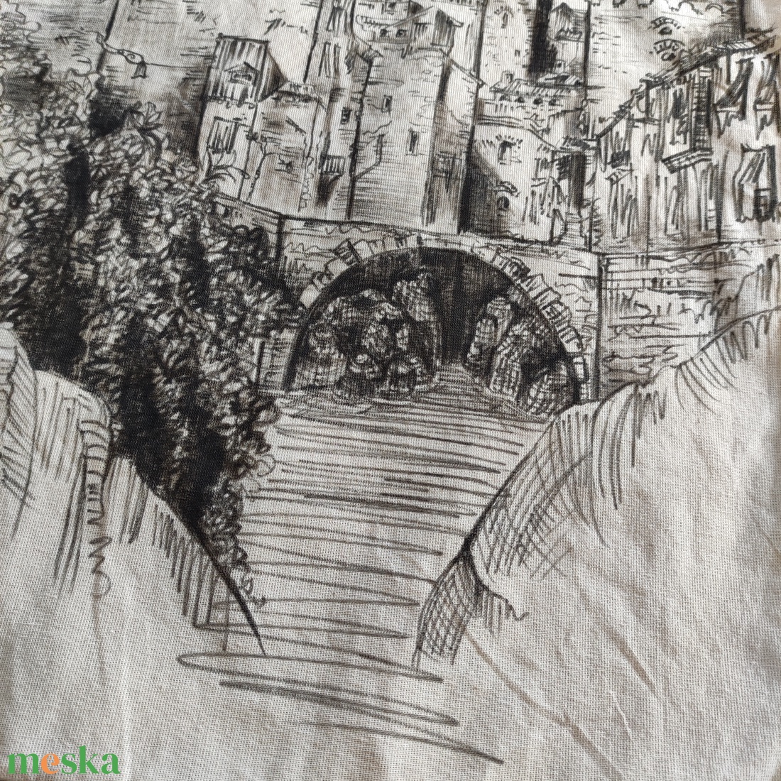 skiccelt városkép sziklás folyóval-híddal, kézzel rajzolt natúr színű vászontáska - táska & tok - bevásárlás & shopper táska - shopper, textiltáska, szatyor - Meska.hu