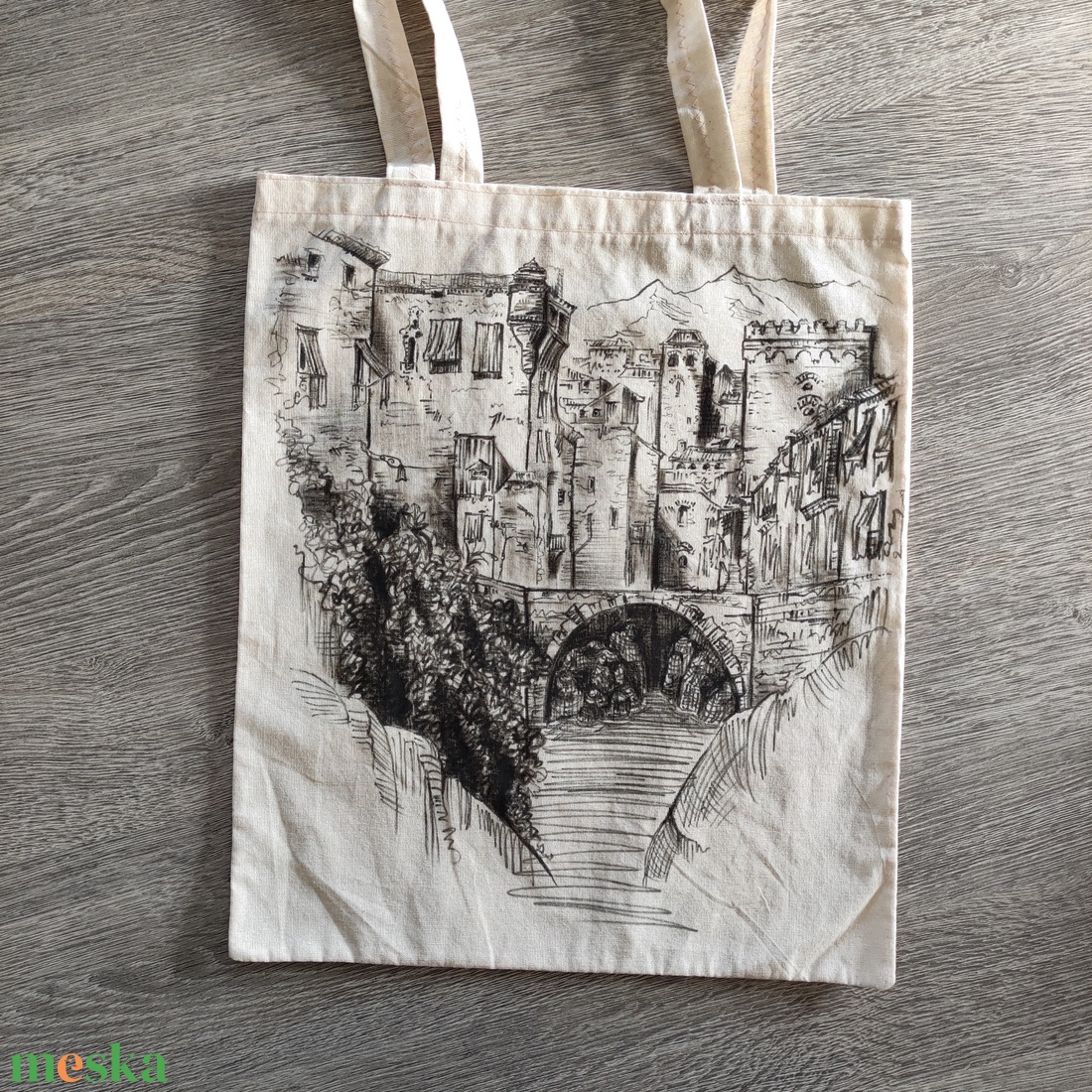 skiccelt városkép sziklás folyóval-híddal, kézzel rajzolt natúr színű vászontáska - táska & tok - bevásárlás & shopper táska - shopper, textiltáska, szatyor - Meska.hu