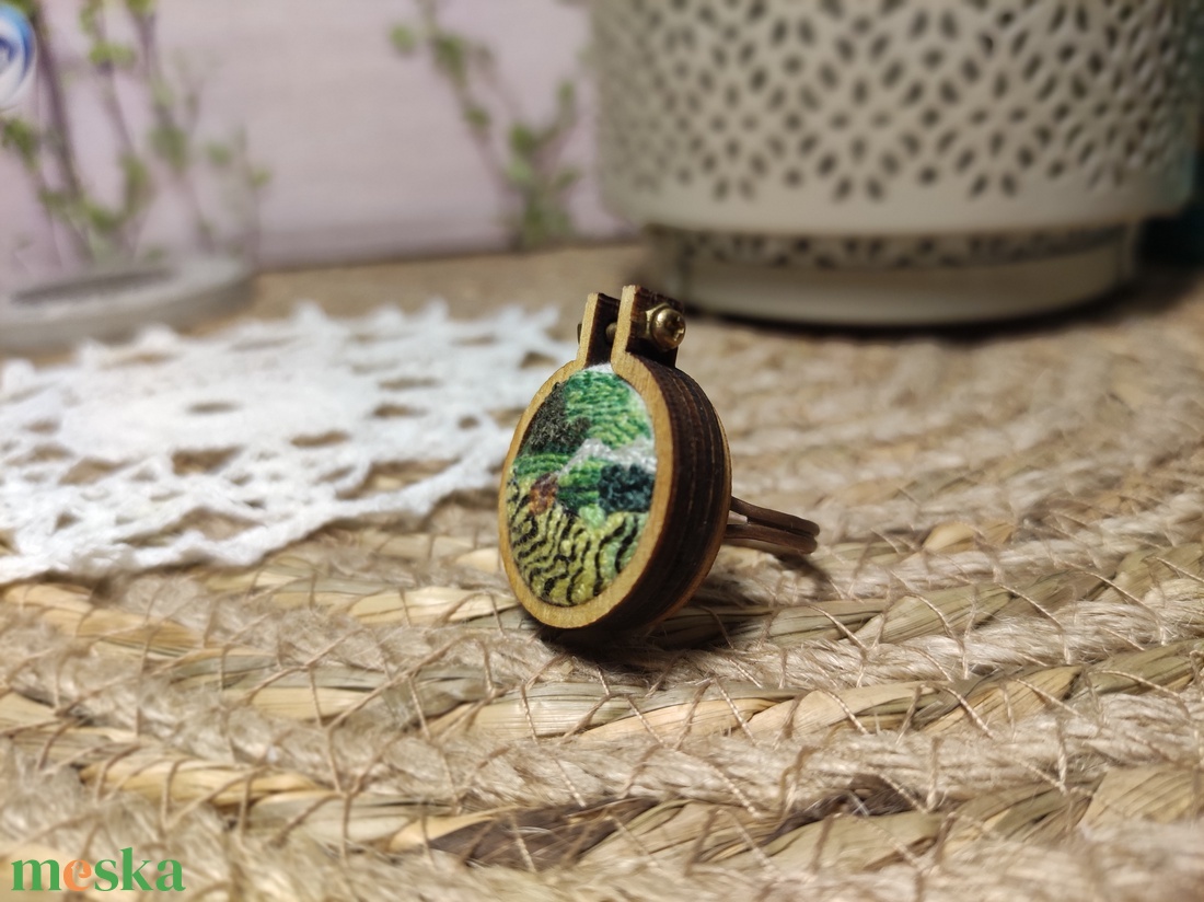 vietnámi rizsföldek gyűrű   mini hímzett tájkép hímzőrámában - ékszer - gyűrű - kerek gyűrű - Meska.hu vietnámi rizsföldek gyűrű   mini hímzett tájkép hímzőrámában - ékszer - gyűrű - kerek gyűrű - Meska.hu