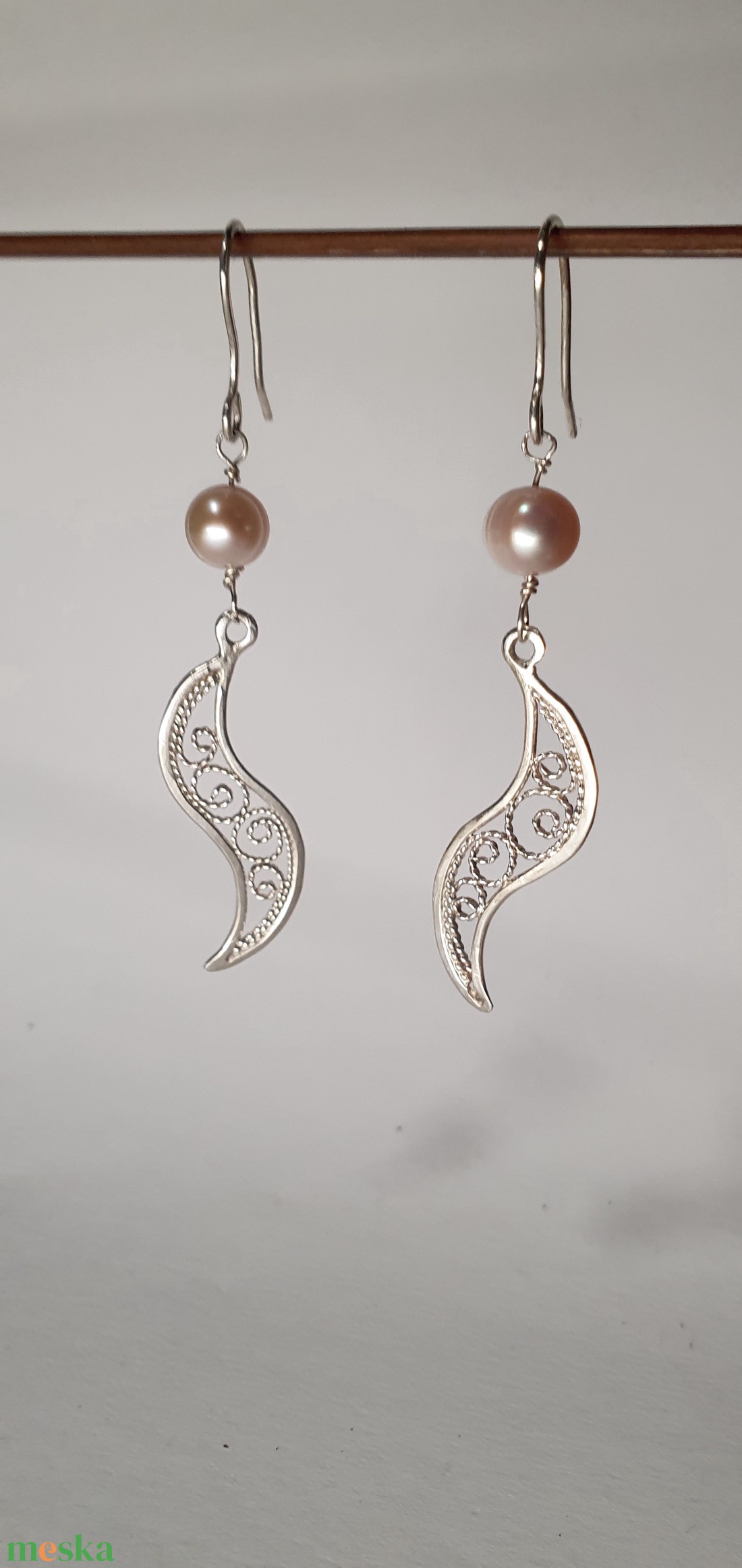 Csipke filigrán fülbevaló 925 finomságú -sterling- ezüstből, édesvízi tenyésztett gyönggyel - ékszer - fülbevaló - lógó fülbevaló - Meska.hu