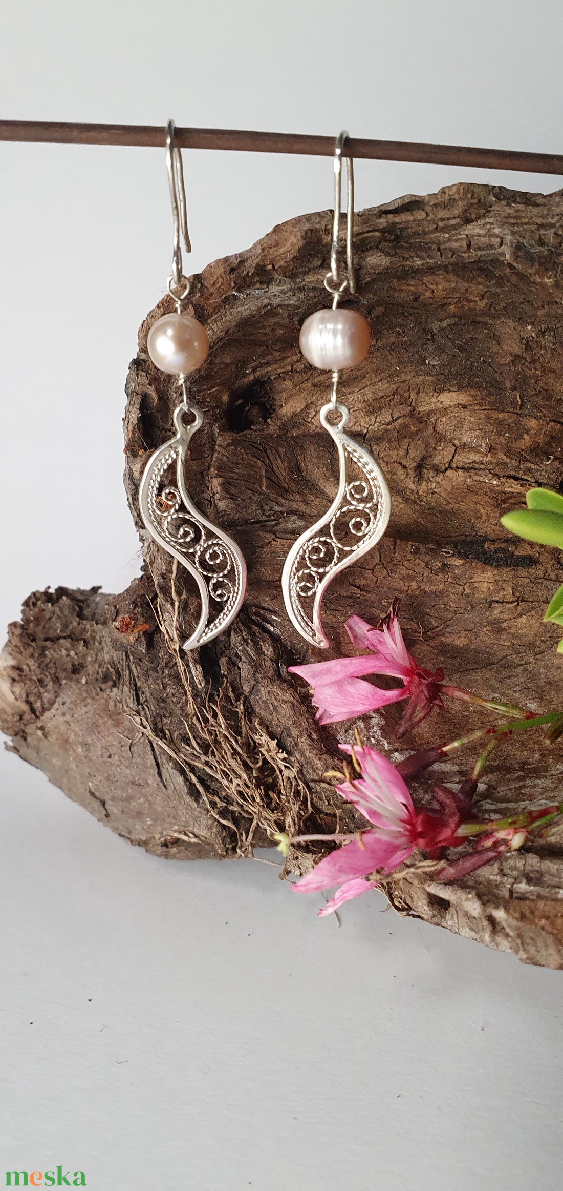 Csipke filigrán fülbevaló 925 finomságú -sterling- ezüstből, édesvízi tenyésztett gyönggyel - ékszer - fülbevaló - lógó fülbevaló - Meska.hu