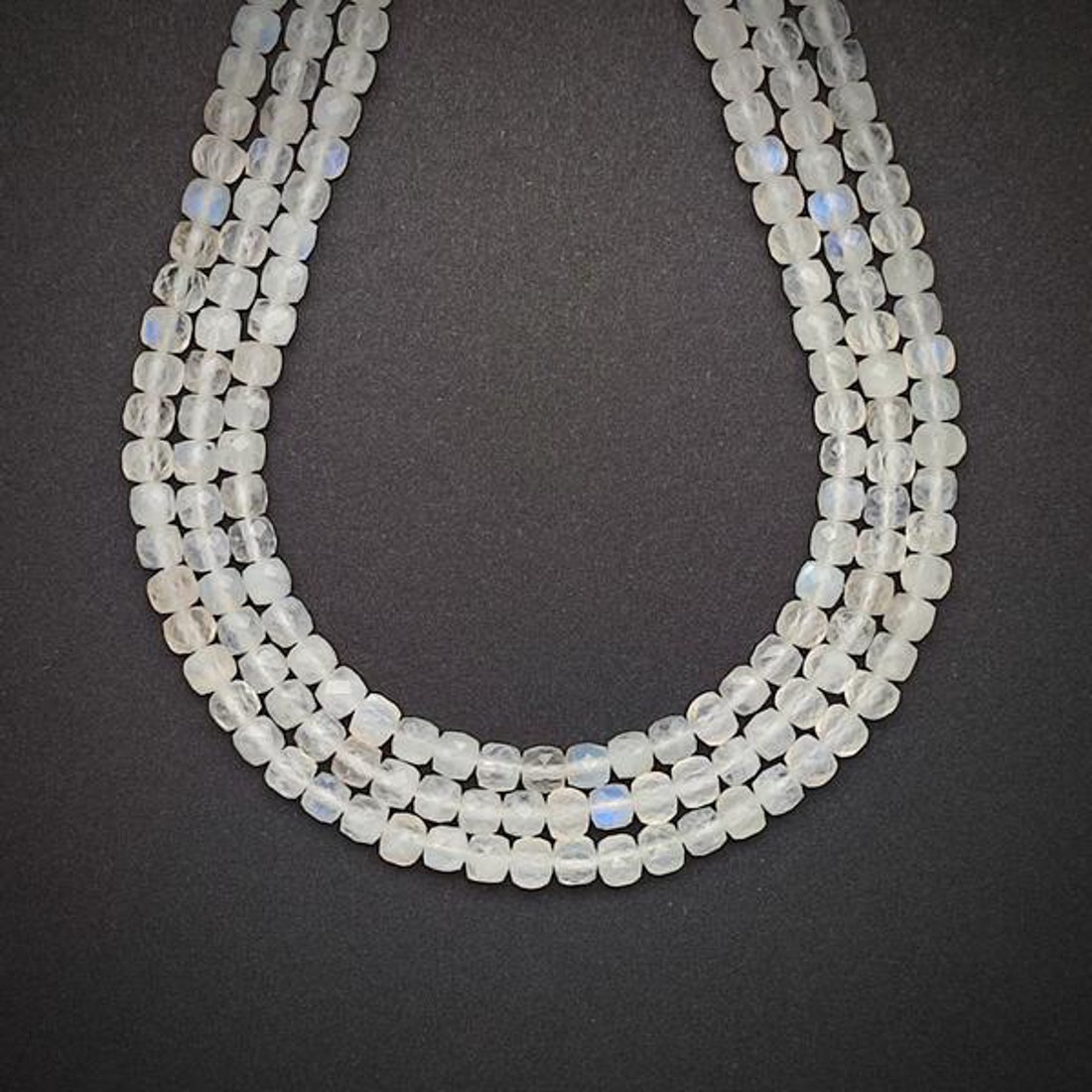 Holdkő fehér fazettált kocka A 4-5x4-5mm ékszerkészítő alapanyag (füzér) - kellékek & szerszámok - ásvány alapanyag - ásványfüzér - Meska.hu