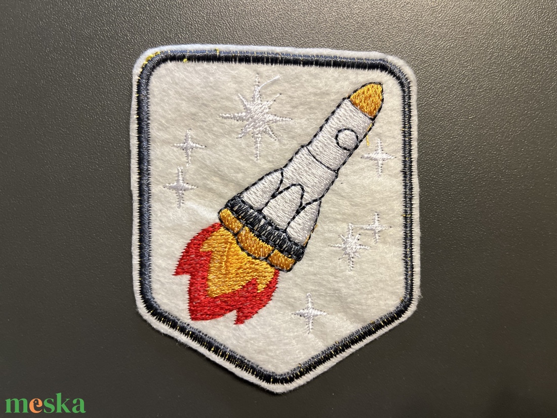 Űr témájú gépi hímzett felvarró- rakéta  - kellékek & szerszámok - méteráru - felvarrható, vasalható kellék - Meska.hu