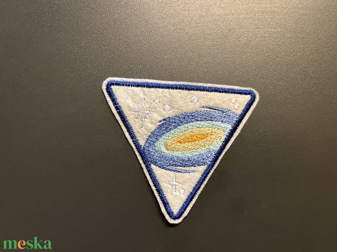 Űr témájú gépi hímzett felvarró- galaxis - kellékek & szerszámok - méteráru - felvarrható, vasalható kellék - Meska.hu