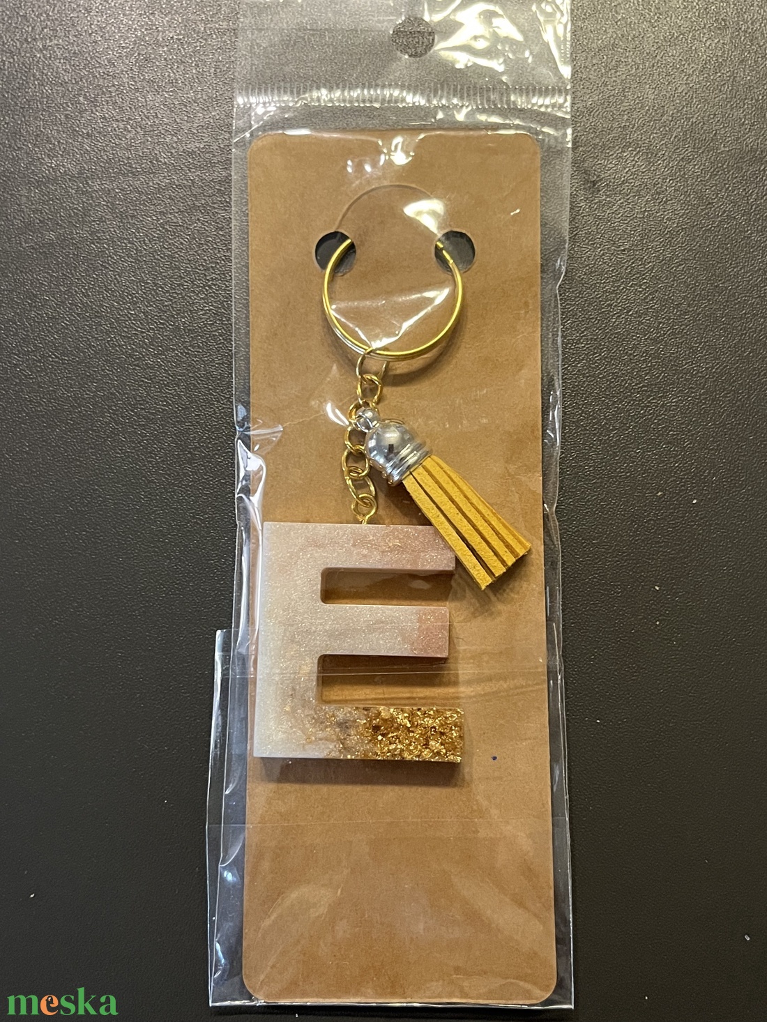 Egyedi gyanta betű-E - táska & tok - kulcstartó & táskadísz - kulcstartó - Meska.hu