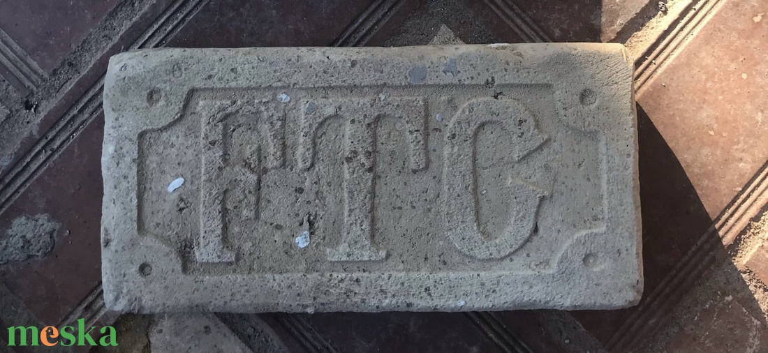 NTG felirat, logó készítése bontott téglába - otthon & életmód - dekoráció - fali és függő dekoráció - felirat - Meska.hu