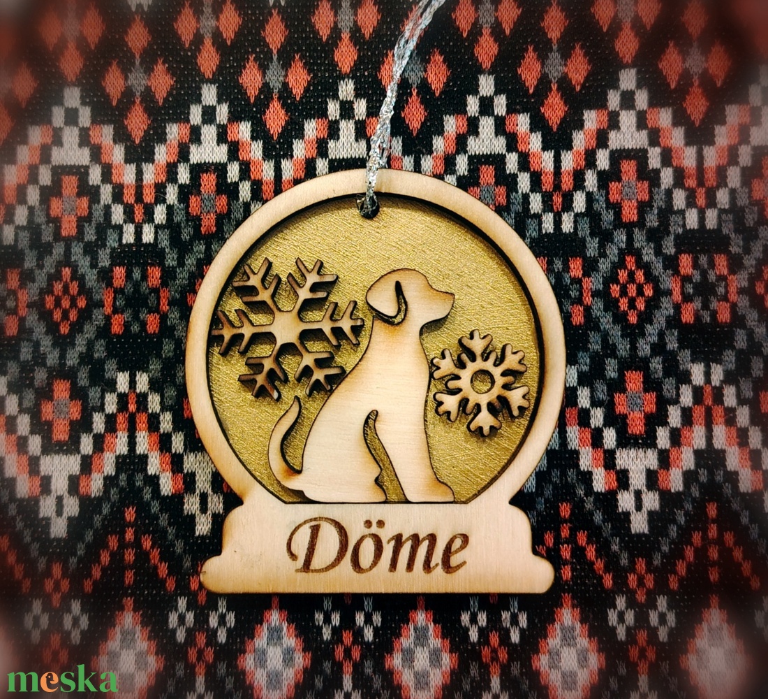 Kutyás fa hógömb karácsonyfa dísz név gravírozással - karácsony - karácsonyi lakásdekoráció - karácsonyfadíszek - Meska.hu