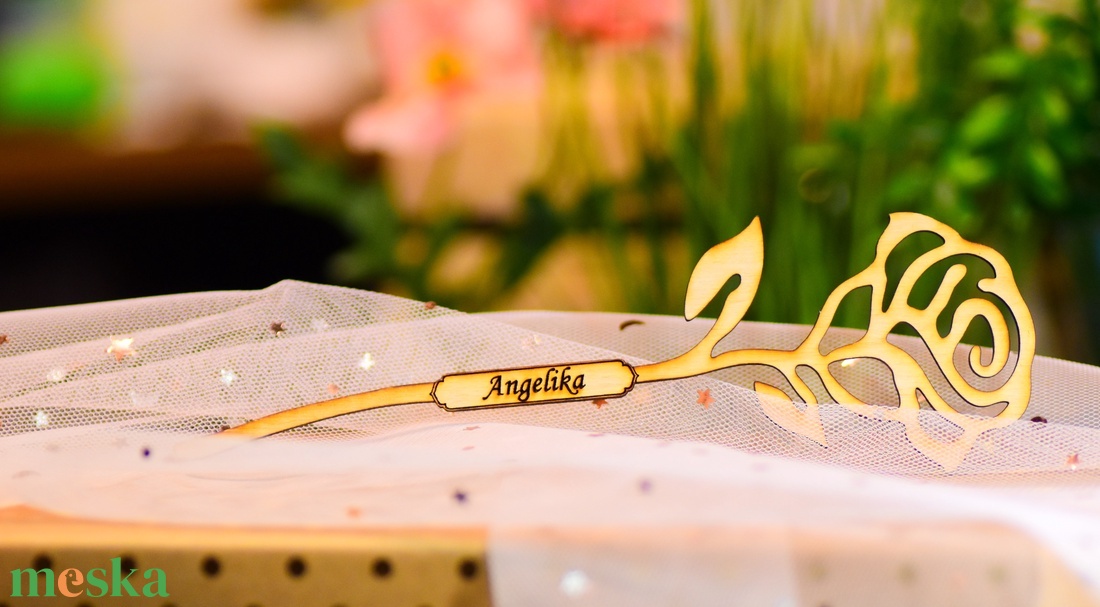 Nőnapi rózsa fából név gravírozással - otthon & életmód - virágdekoráció - virágdíszek - lézervágott virágdíszek - Meska.hu