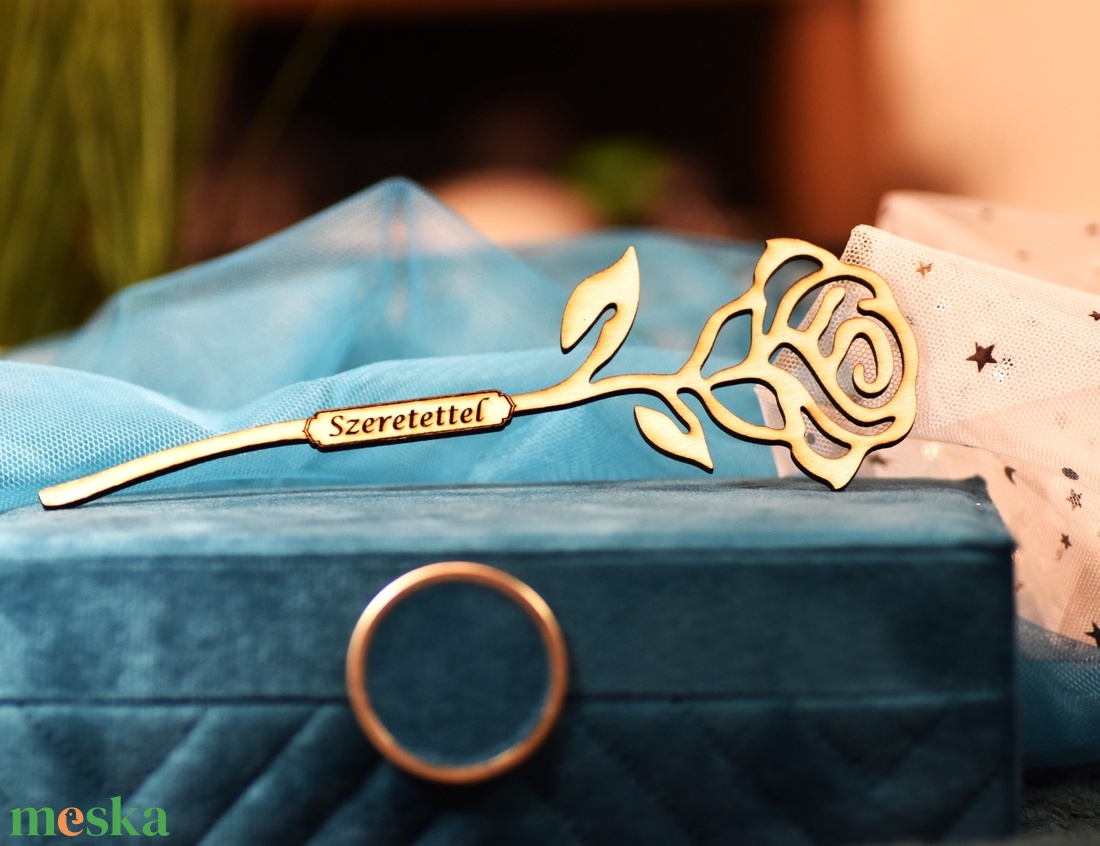 Nőnapi rózsa fából név gravírozással - otthon & életmód - virágdekoráció - virágdíszek - lézervágott virágdíszek - Meska.hu