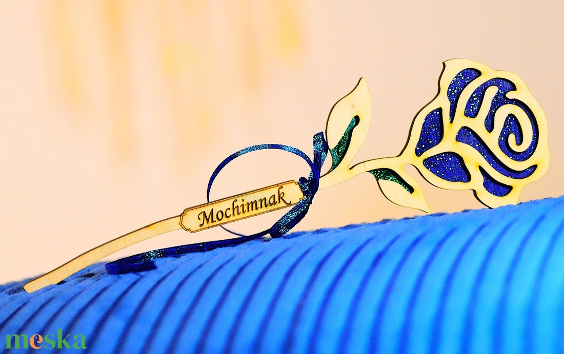 Nőnapi kék rózsa fából név gravírozással - otthon & életmód - virágdekoráció - virágdíszek - lézervágott virágdíszek - Meska.hu