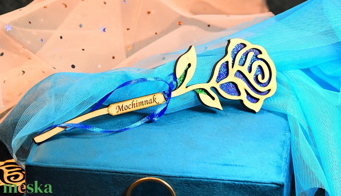 Nőnapi kék rózsa fából név gravírozással - otthon & életmód - virágdekoráció - virágdíszek - lézervágott virágdíszek - Meska.hu