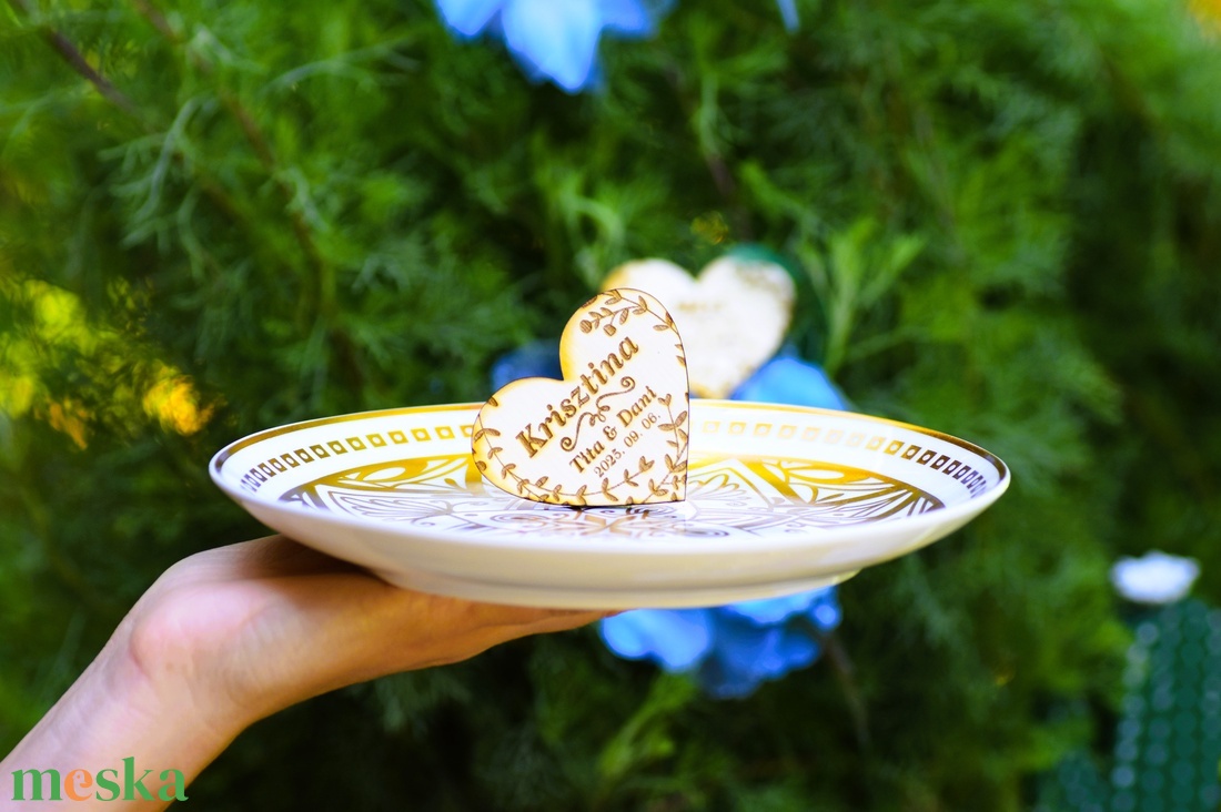 Szív formájú fa ültetőkártya esküvőre, név gravírozással - esküvő - dekoráció - tábla & jelzés - Meska.hu