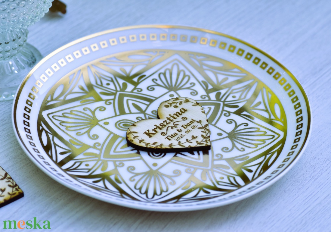 Szív formájú fa ültetőkártya esküvőre, név gravírozással - esküvő - dekoráció - tábla & jelzés - Meska.hu