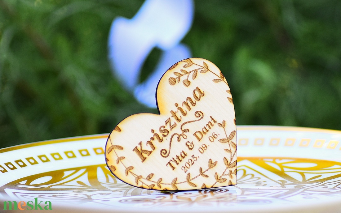 Szív formájú fa ültetőkártya esküvőre, név gravírozással - esküvő - dekoráció - tábla & jelzés - Meska.hu