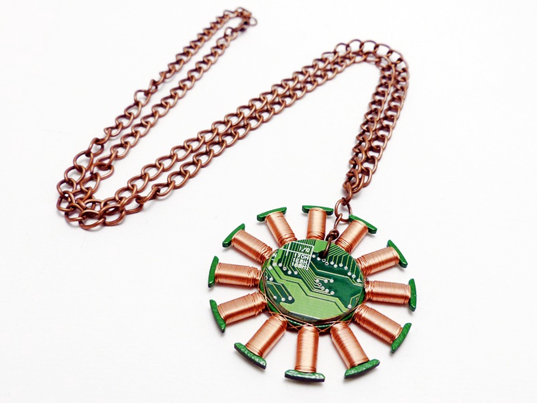 Tesla-tekercs medál rézláncon zöld áramkör darabbal - ékszer - nyaklánc - medálos nyaklánc - Meska.hu
