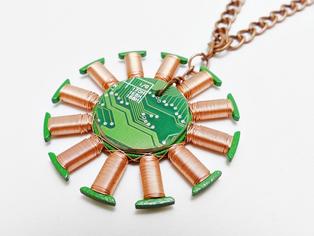 Tesla-tekercs medál rézláncon zöld áramkör darabbal - ékszer - nyaklánc - medálos nyaklánc - Meska.hu