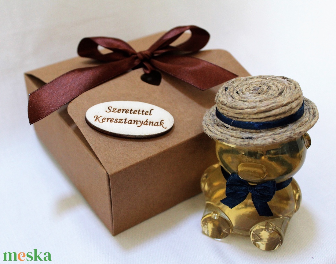 Anyák napi ajándék, fiú mézes maci díszdobozban sötétkék masnival - élelmiszer - gasztro ajándékcsomag - Meska.hu Anyák napi ajándék, fiú mézes maci díszdobozban sötétkék masnival - élelmiszer - gasztro ajándékcsomag - Meska.hu