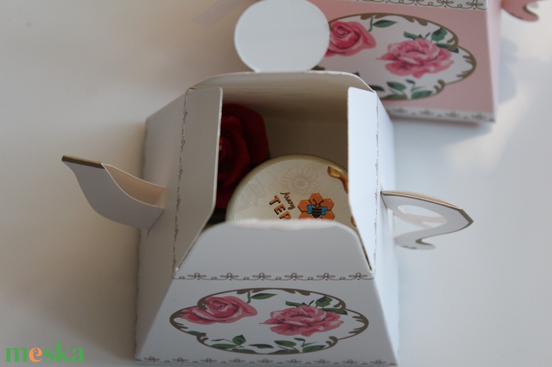 Nőnapi rózsaszín mézes teáskanna ajándék díszdoboz - otthon & életmód - gyertya, illat, aroma - gyertya - Meska.hu