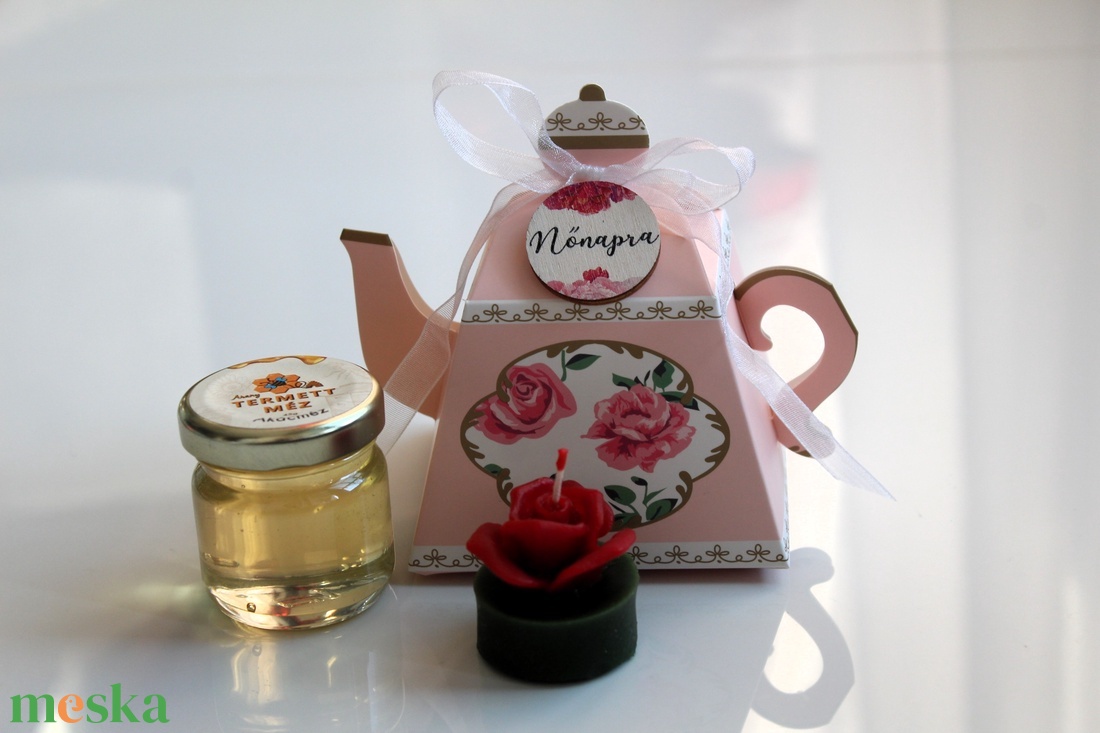Nőnapi rózsaszín mézes teáskanna ajándék díszdoboz - otthon & életmód - gyertya, illat, aroma - gyertya - Meska.hu