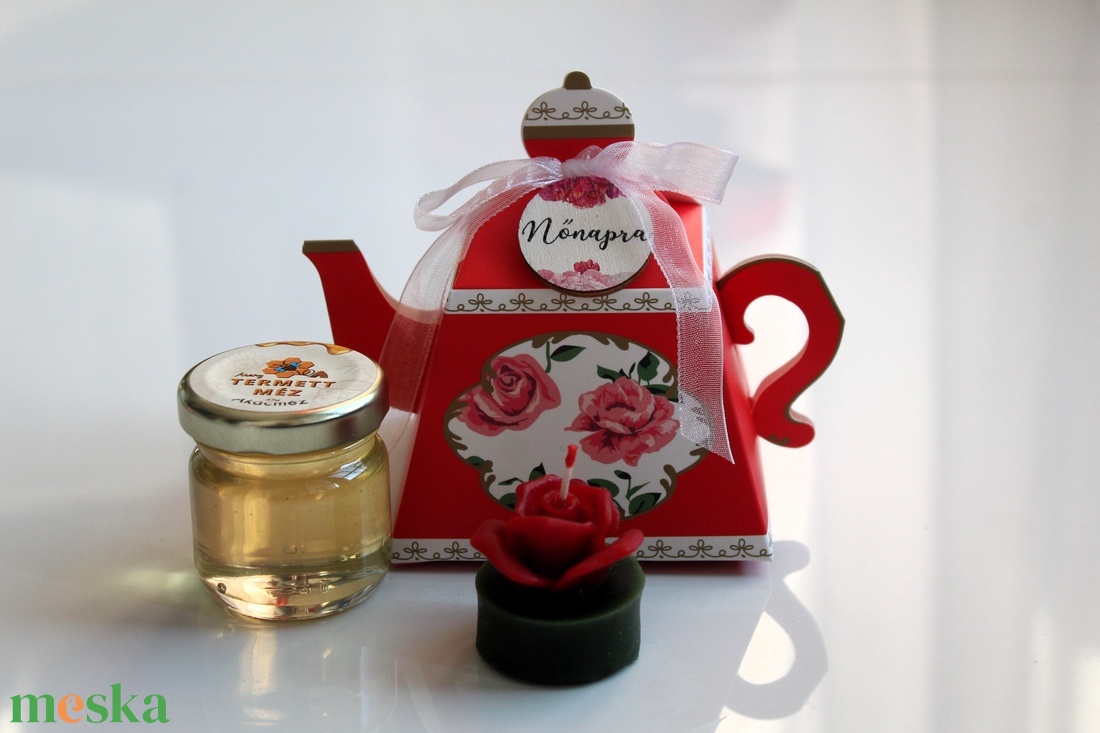 Nőnapi piros mézes teáskanna ajándék díszdoboz - otthon & életmód - gyertya, illat, aroma - gyertya - Meska.hu