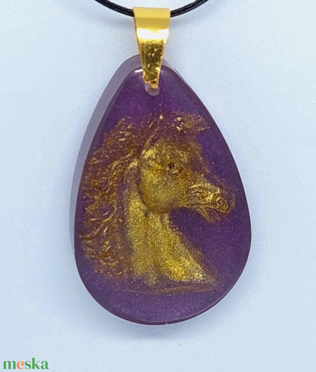 Kézműves nyaklánc, lila medál arany lófej motívummal  - ékszer - nyaklánc - medál - Meska.hu