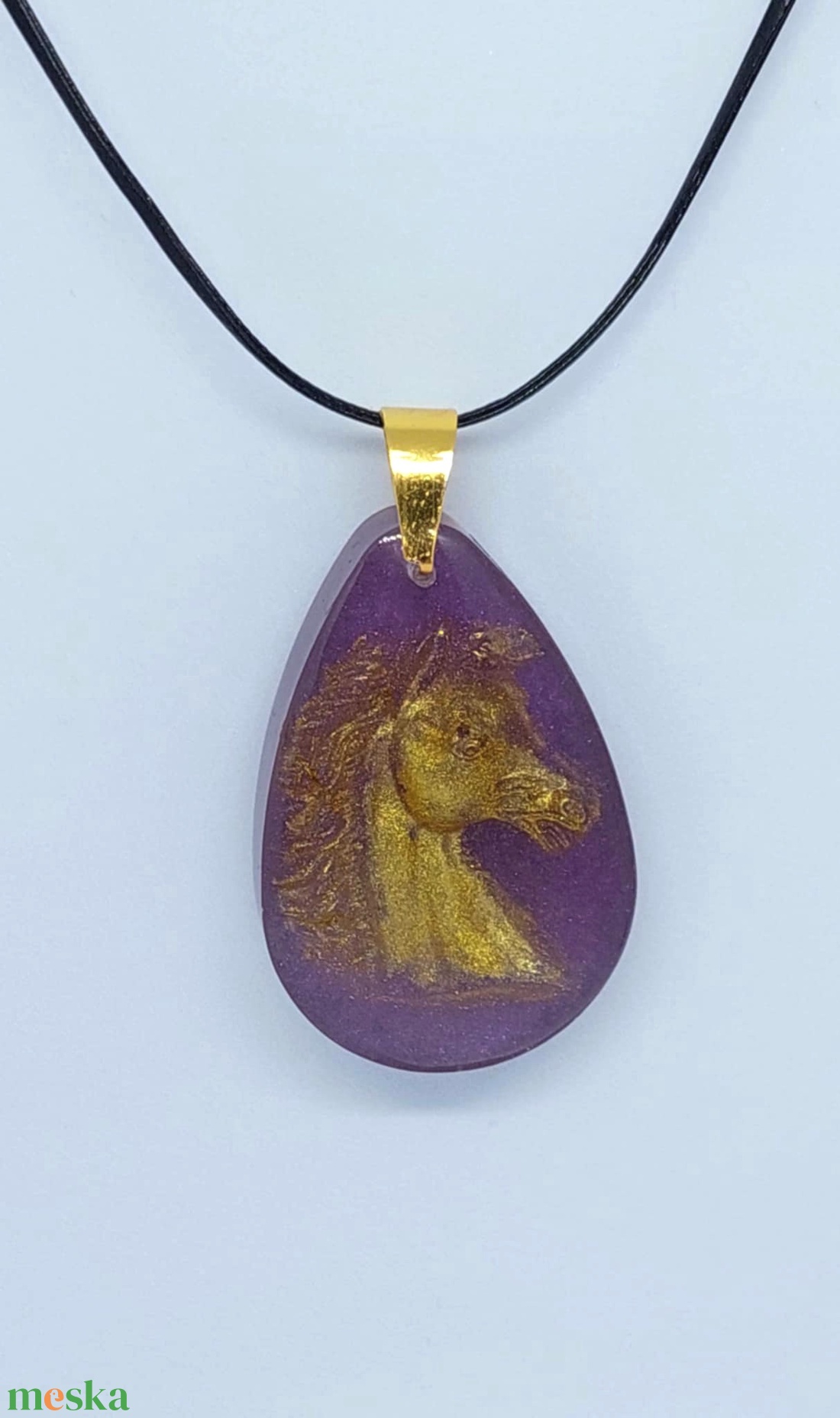 Kézműves nyaklánc, lila medál arany lófej motívummal  - ékszer - nyaklánc - medál - Meska.hu