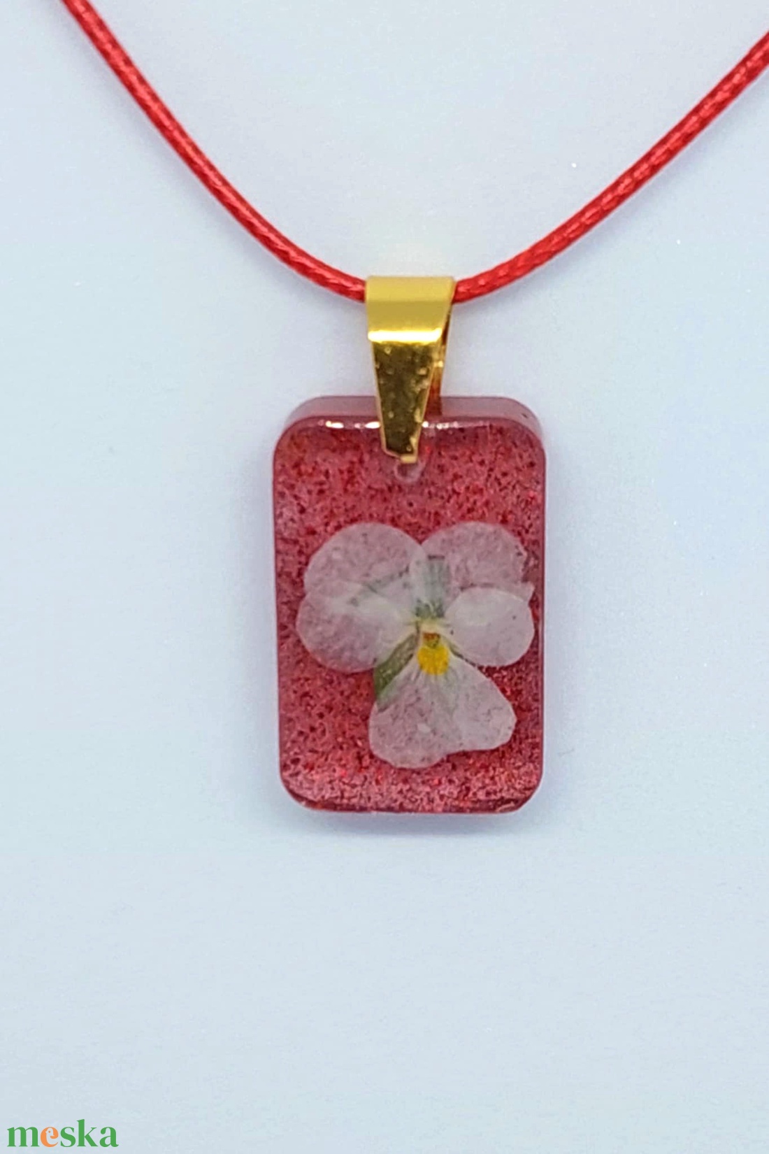 Piros műgyanta medál préselt virággal  finom, romantikus ékszer - ékszer - nyaklánc - medál - Meska.hu