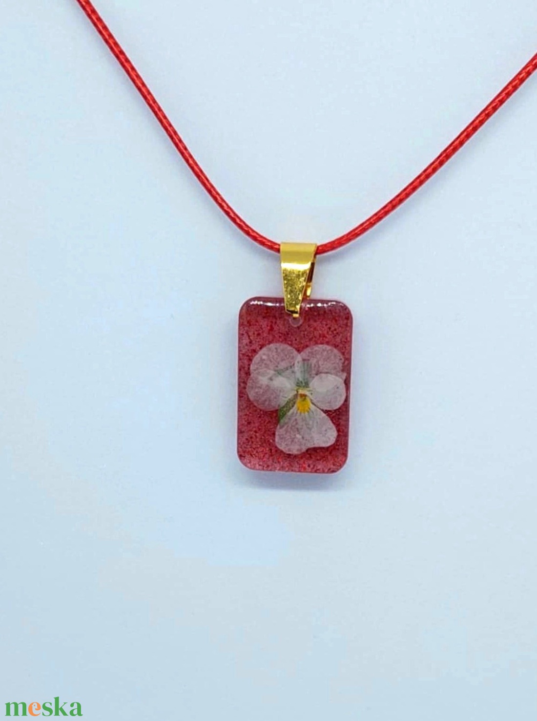 Piros műgyanta medál préselt virággal  finom, romantikus ékszer - ékszer - nyaklánc - medál - Meska.hu