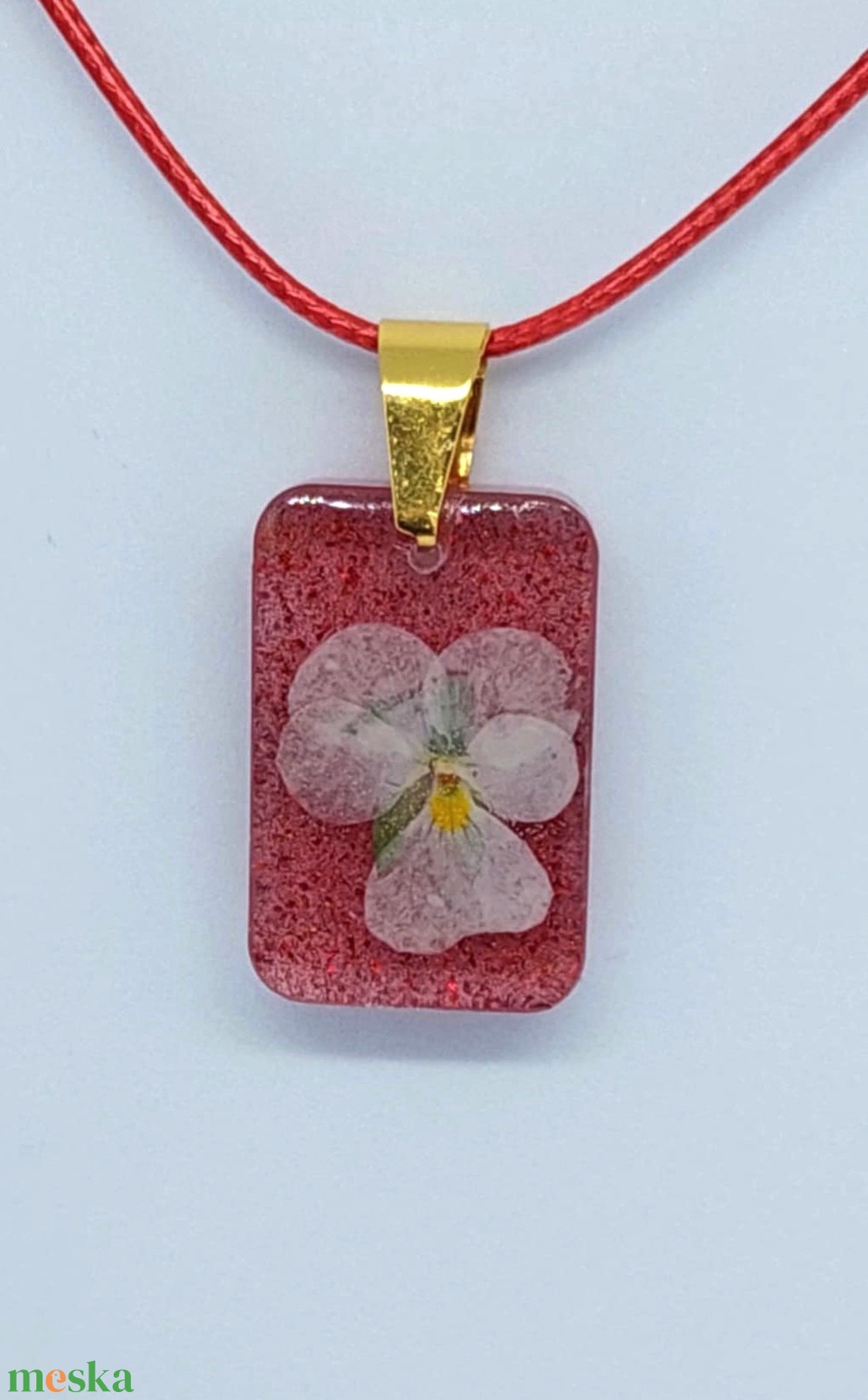 Piros műgyanta medál préselt virággal  finom, romantikus ékszer - ékszer - nyaklánc - medál - Meska.hu