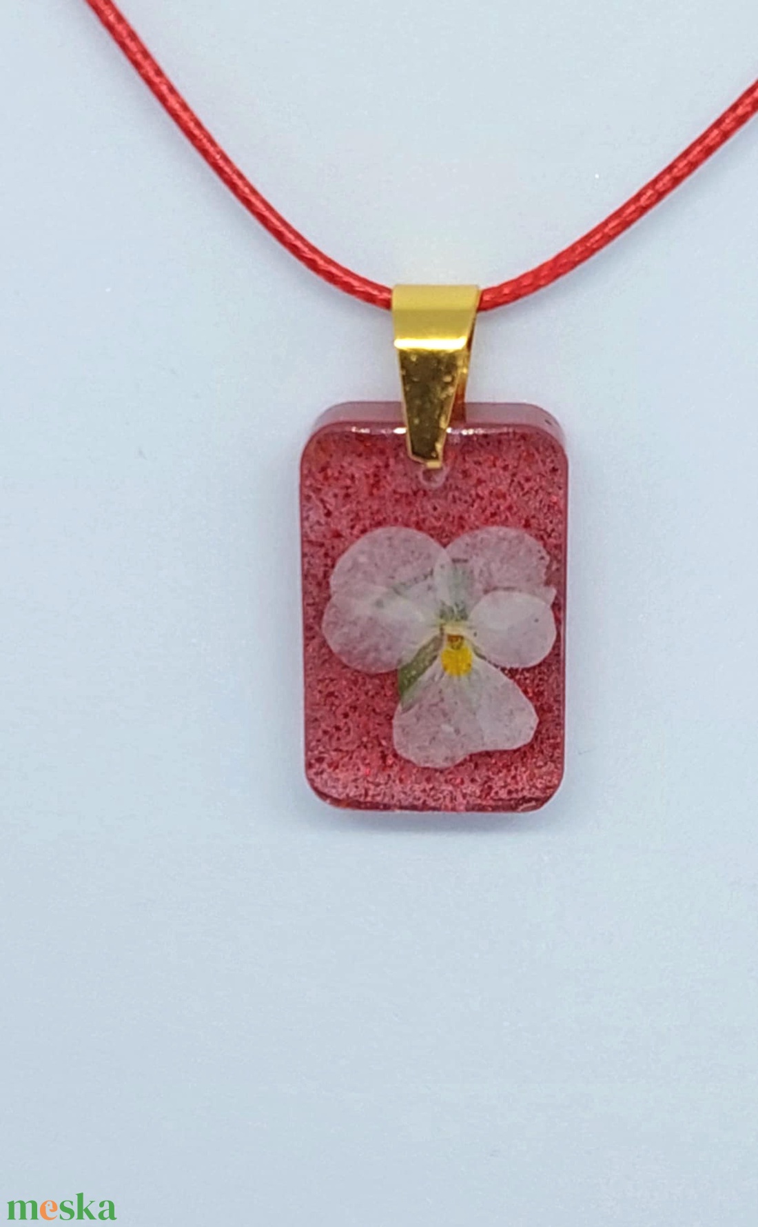 Piros műgyanta medál préselt virággal  finom, romantikus ékszer - ékszer - nyaklánc - medál - Meska.hu