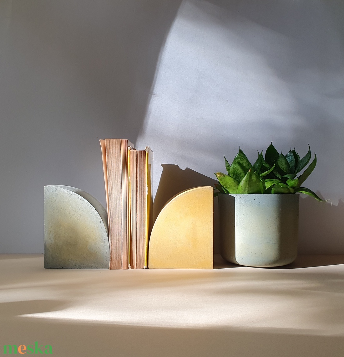 Beton könyvtámasz - otthon & életmód - dekoráció - asztal és polc dekoráció - könyvtámasz - Meska.hu