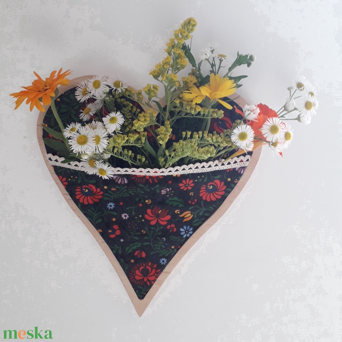 Magyaros szívalakú textil fali dekoráció, Hungarian folk fali virágtartó, egyedi falidísz, fali fényképtartó, - otthon & életmód - dekoráció - fali és függő dekoráció - falra akasztható dekor - Meska.hu Magyaros szívalakú textil fali dekoráció, Hungarian folk fali virágtartó, egyedi falidísz, fali fényképtartó, - otthon & életmód - dekoráció - fali és függő dekoráció - falra akasztható dekor - Meska.hu