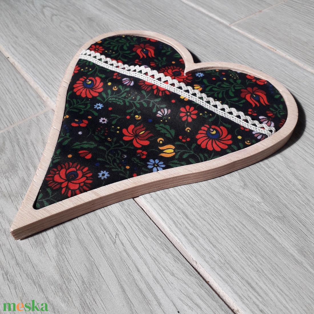 Magyaros szívalakú textil fali dekoráció, Hungarian folk fali virágtartó, egyedi falidísz, fali fényképtartó, - otthon & életmód - dekoráció - fali és függő dekoráció - falra akasztható dekor - Meska.hu Magyaros szívalakú textil fali dekoráció, Hungarian folk fali virágtartó, egyedi falidísz, fali fényképtartó, - otthon & életmód - dekoráció - fali és függő dekoráció - falra akasztható dekor - Meska.hu