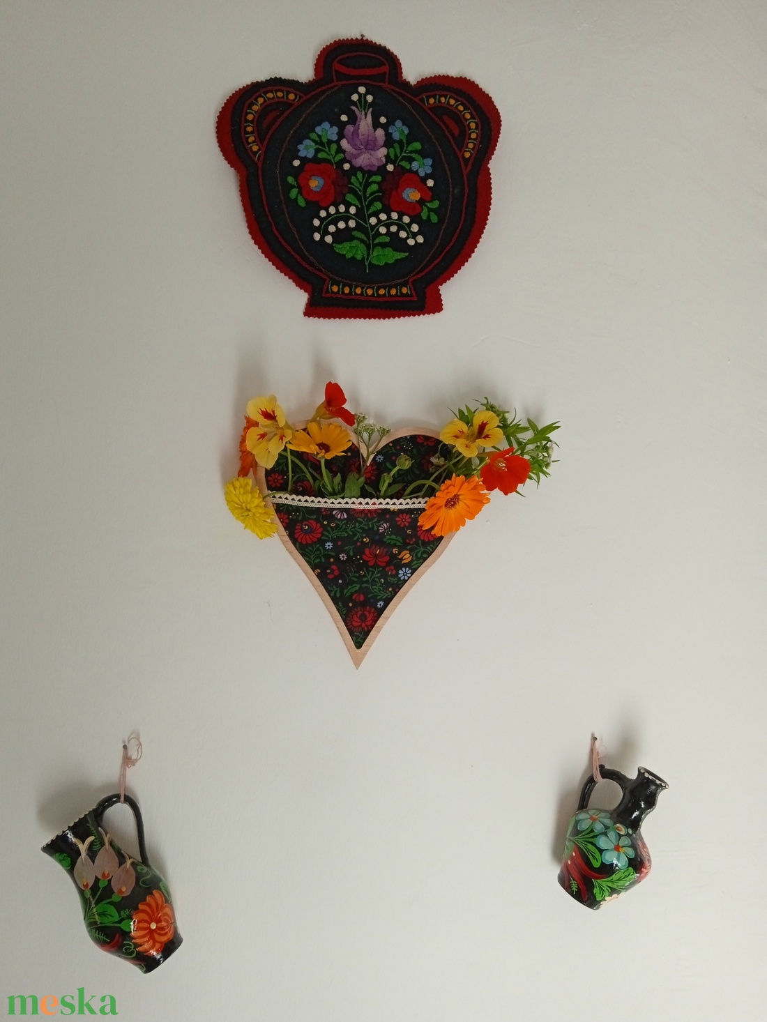 Magyaros szívalakú textil fali dekoráció, Hungarian folk fali virágtartó, egyedi falidísz, fali fényképtartó, - otthon & életmód - dekoráció - fali és függő dekoráció - falra akasztható dekor - Meska.hu Magyaros szívalakú textil fali dekoráció, Hungarian folk fali virágtartó, egyedi falidísz, fali fényképtartó, - otthon & életmód - dekoráció - fali és függő dekoráció - falra akasztható dekor - Meska.hu