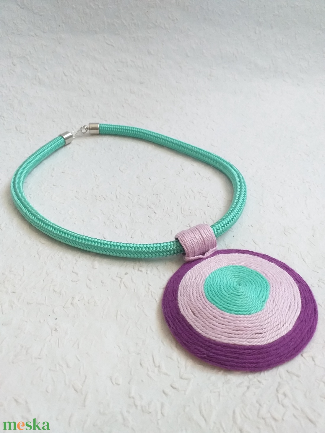 OGEL BIB lila-kék fonalnyaklánc, Textil nyaklánc, textil ékszer, fonalékszer - ékszer - nyaklánc - medálos nyaklánc - Meska.hu