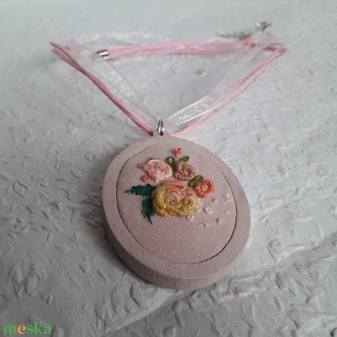 3D Hímzett színes virágos nyaklánc rózsaszín alapon, hímzett ékszer, hímzett nyaklánc, modern hímzés - ékszer - nyaklánc - medálos nyaklánc - Meska.hu 3D Hímzett színes virágos nyaklánc rózsaszín alapon, hímzett ékszer, hímzett nyaklánc, modern hímzés - ékszer - nyaklánc - medálos nyaklánc - Meska.hu